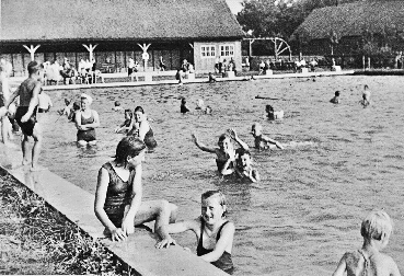 Schwimmbad 1942b